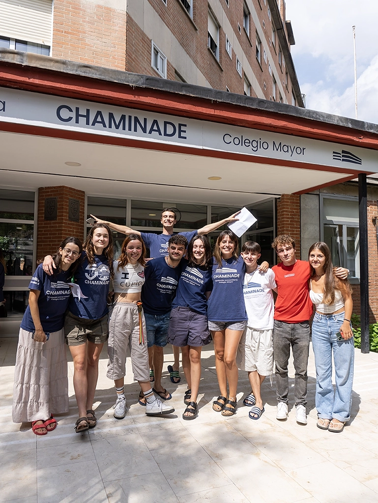 Grupo de colegiales frente al Colegio Mayor Chaminade en Madrid