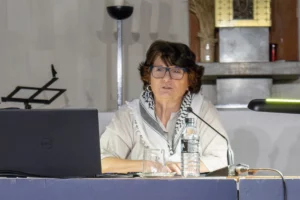 Pepa Torres presentando la 44ª Cátedra de Teología Contemporánea